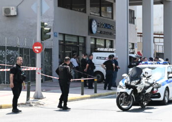 Πυροβολισμοί σε ναυτιλιακή εταιρεία στη Γλυφάδα – Ένας νεκρός, δύο τραυματίες – Δείτε φωτογραφίες