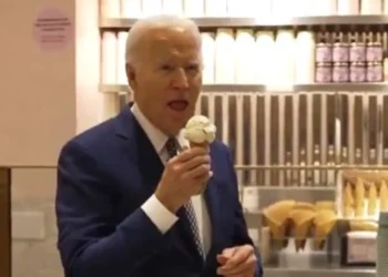 ΗΠΑ: Ο Μπάιντεν μιλούσε για την εκεχειρία στη Γάζα τρώγοντας… παγωτό χωνάκι – Οι αντιδράσεις στα social media