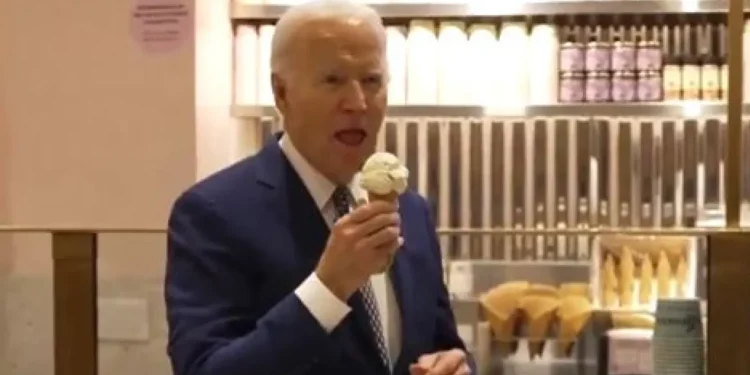 ΗΠΑ: Ο Μπάιντεν μιλούσε για την εκεχειρία στη Γάζα τρώγοντας… παγωτό χωνάκι – Οι αντιδράσεις στα social media