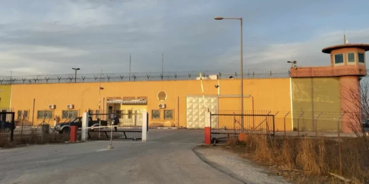 Σέρρες: Εξέγερση τα ξημερώματα στις φυλακές Νιγρίτας – Δεν έμπαιναν σε κελιά, έβαλαν φωτιές σε παπλώματα