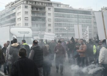 Ένταση στη διαμαρτυρία των μελισσοκόμων στο Σύνταγμα