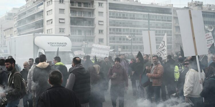 Ένταση στη διαμαρτυρία των μελισσοκόμων στο Σύνταγμα