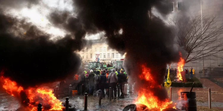 Αγρότες με 1.000 τρακτέρ γέμισαν τους δρόμους στις Βρυξέλλες – Πετροπόλεμος, φωτιές και ένταση