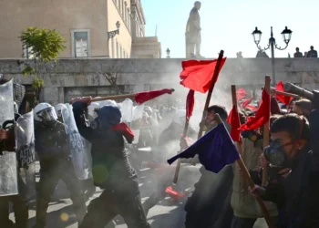 Πανεκπαιδευτικό συλλαλητήριο: Επεισόδια διαδηλωτών με την Αστυνομία (βίντεο & φωτογραφίες)