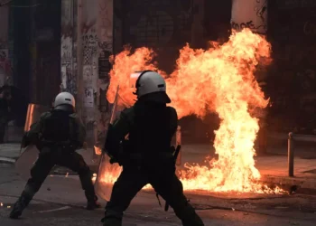 Επεισόδια με μολότοφ έξω από τη Βουλή – Δείτε βίντεο