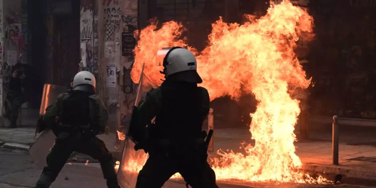 Επεισόδια με μολότοφ έξω από τη Βουλή – Δείτε βίντεο