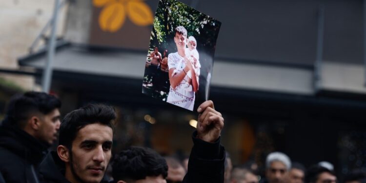 Σε δίκη για «ανθρωποκτονία με ενδεχόμενο δόλο» ο αστυνομικός που σκότωσε τον 16χρονο Ρομά Κώστα Φραγκούλη