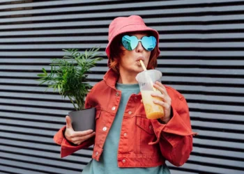 Γήρανση: 20ρηδες που μοιάζουν 35! Γιατί γερνά γρηγορότερα η γενιά Z σε σύγκριση με τους Millenials