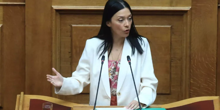 Γιαννακοπούλου σε Κουκουλόπουλο στην ΚΟ του ΠΑΣΟΚ: «Δεν θα μου πεις τί θα λέω, δεν είσαι ο μπαμπάς μου»