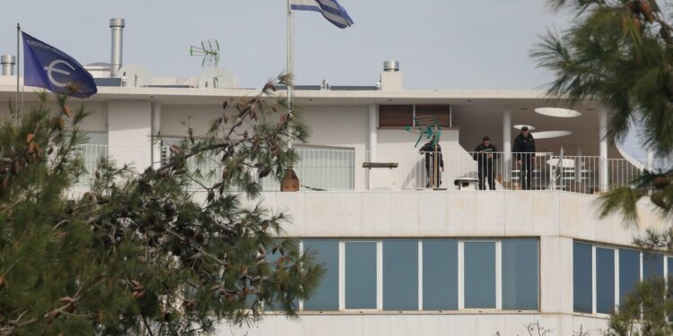 Μακελειό στη Γλυφάδα: Ανακοίνωση της ναυτιλιακής για το σπίτι και την απόλυση του δράστη