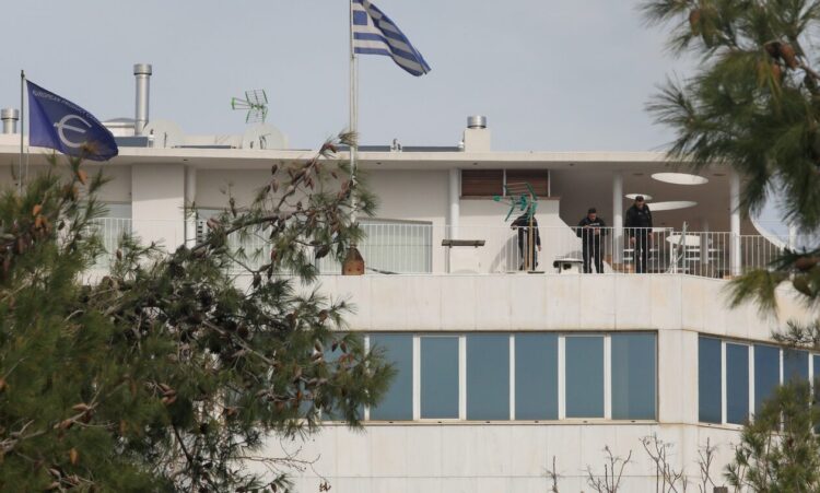 Μακελειό στη Γλυφάδα: Ανακοίνωση της ναυτιλιακής για το σπίτι και την απόλυση του δράστη