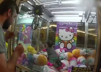 Αγοράκι τριών ετών «τρύπωσε» σε μηχάνημα με λούτρινα κουκλάκια