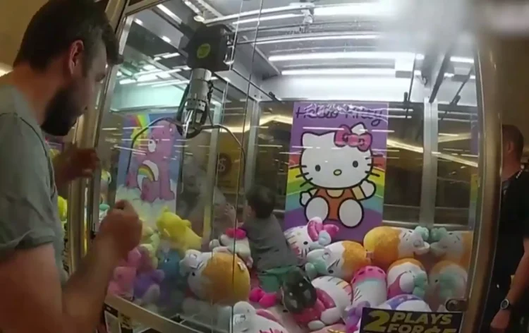 Αγοράκι τριών ετών «τρύπωσε» σε μηχάνημα με λούτρινα κουκλάκια