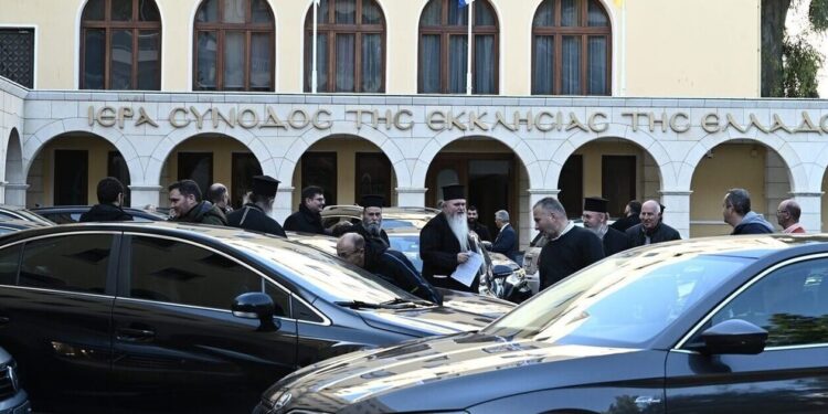 «Δεν έχουν θέση στους ναούς»: Λάβρος ο πατέρας Σεραφείμ για τα ομόφυλα ζευγάρια