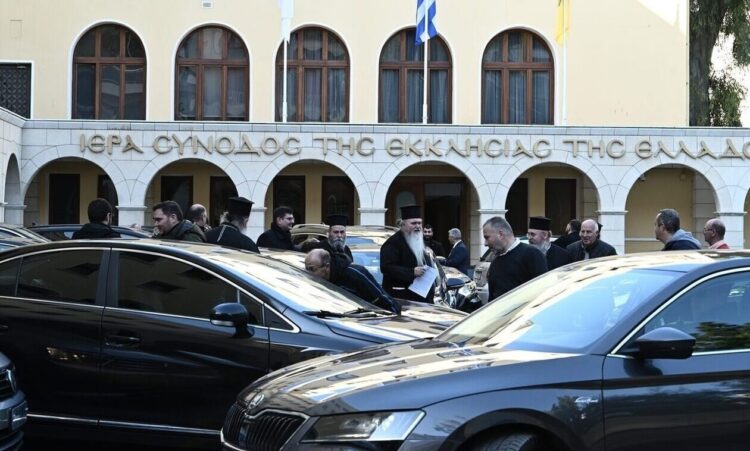 «Δεν έχουν θέση στους ναούς»: Λάβρος ο πατέρας Σεραφείμ για τα ομόφυλα ζευγάρια