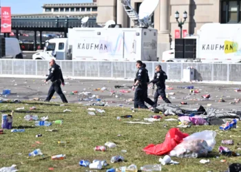 Super Bowl: Η στιγμή που το πλήθος αφοπλίζει έναν από τους δράστες των πυροβολισμών στο Κάνσας