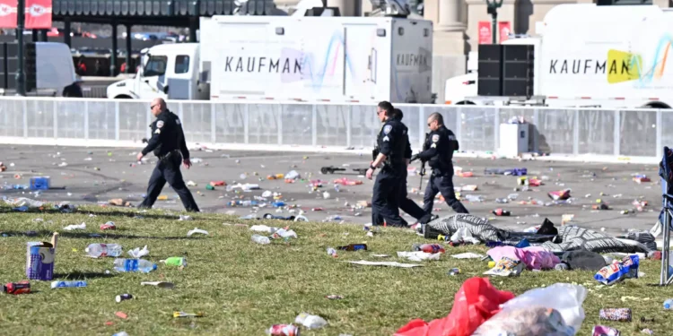 Super Bowl: Η στιγμή που το πλήθος αφοπλίζει έναν από τους δράστες των πυροβολισμών στο Κάνσας