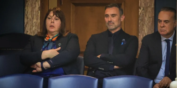 Γάμος ομοφύλων: Στα θεωρεία της Βουλής Γιώργος Καπουτζίδης και Φώτης Σεργουλόπουλος – Δείτε φωτογραφίες