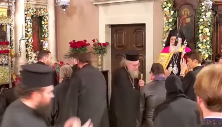 Κέρκυρα-Σάλος με Μητροπολίτη: Διώχνει ΑμεΑ που ήθελε να πάρει την ευχή του!