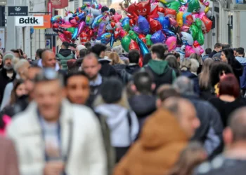 Τι χρωστούν οι Ελληνες: Υψηλότερο το ιδιωτικό από το Δημόσιο χρέος -Στο μικροσκόπιο τα χρέη νοικοκυριών-επιχειρήσεων