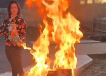 Ομοφοβικό παραλήρημα – Υποψήφια των Ρεπουμπλικανών έκαψε ΛΟΑΤΚΙ βιβλία με φλογοβόλο