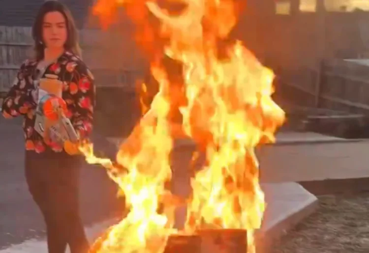 Ομοφοβικό παραλήρημα – Υποψήφια των Ρεπουμπλικανών έκαψε ΛΟΑΤΚΙ βιβλία με φλογοβόλο