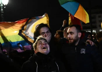Γάμος ομόφυλων ζευγαριών: Πώς είδαν τα διεθνή ΜΜΕ την ψήφιση του νομοσχεδίου – «Ιστορική στιγμή»
