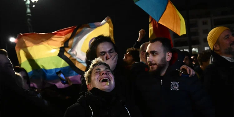 Γάμος ομόφυλων ζευγαριών: Πώς είδαν τα διεθνή ΜΜΕ την ψήφιση του νομοσχεδίου – «Ιστορική στιγμή»