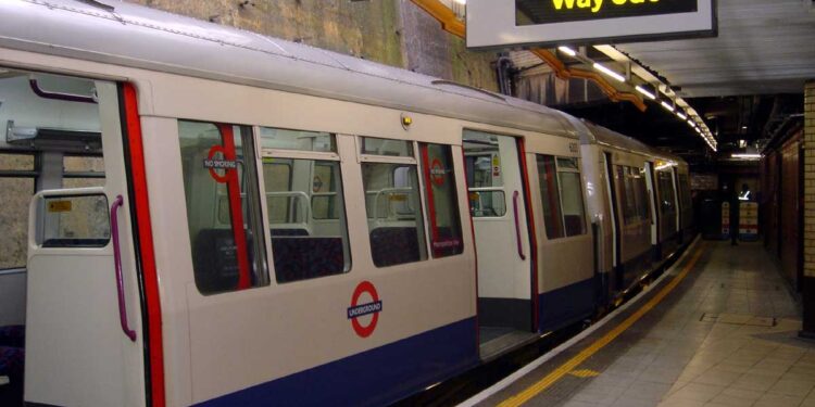 Σοκαριστικό ατύχημα στο μετρό: Γλίστρισε, έπεσε στις ράγες και ακρωτηριάστηκε