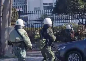 Επεισόδια με πέτρες και χημικά στο ΑΠΘ – Τα ΜΑΤ μπήκαν στο χώρο του πανεπιστημίου