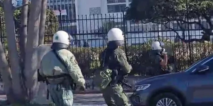 Επεισόδια με πέτρες και χημικά στο ΑΠΘ – Τα ΜΑΤ μπήκαν στο χώρο του πανεπιστημίου