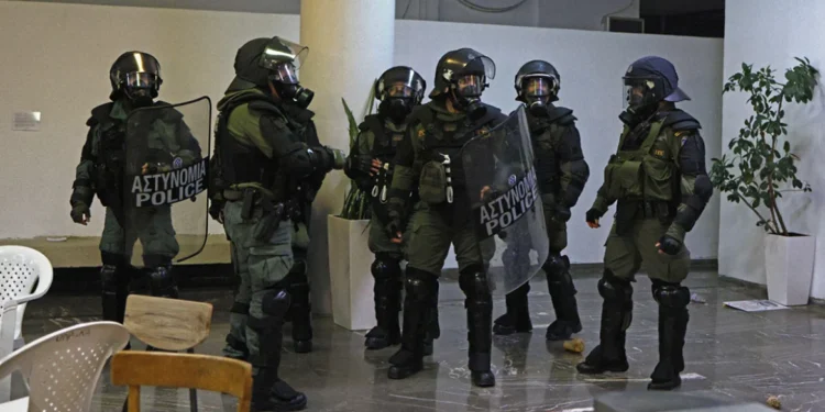 Εκκενώθηκε η κατάληψη στο ΑΠΘ μετά από αστυνομική επιχείρηση – Δείτε βίντεο και φωτογραφίες