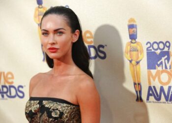 Grammy 2024: Η Mέγκαν Φοξ πόζαρε πιο τολμηρή από ποτέ – Το «γυμνό» φόρεμα και η νέα ροζ κώμη