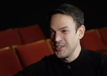 Mίνως Θεοχάρης: «Χρειαζόμαστε να βλέπουμε ένα γκέι φιλί σε ταινίες και σειρές»