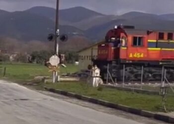 Ξάνθη: Οδηγός τρένου σταματά σε αφύλακτη διάβαση και κατεβαίνει να ελέγξει για αυτοκίνητα (Βίντεο)