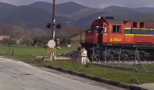 Ξάνθη: Οδηγός τρένου σταματά σε αφύλακτη διάβαση και κατεβαίνει να ελέγξει για αυτοκίνητα (Βίντεο)