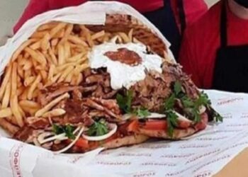 Ανθοδέσμη – πιτόγυρο 8,5 κιλών για τον Άγιο Βαλεντίνο από γυράδικο στην Κρήτη