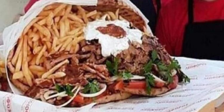 Ανθοδέσμη – πιτόγυρο 8,5 κιλών για τον Άγιο Βαλεντίνο από γυράδικο στην Κρήτη