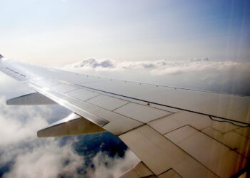 Επισκεύασαν το φτερό του Boeing με… κολλητική ταινία – Σε σοκ επιβάτης εν ώρα πτήσης