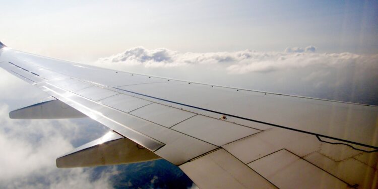 Επισκεύασαν το φτερό του Boeing με… κολλητική ταινία – Σε σοκ επιβάτης εν ώρα πτήσης