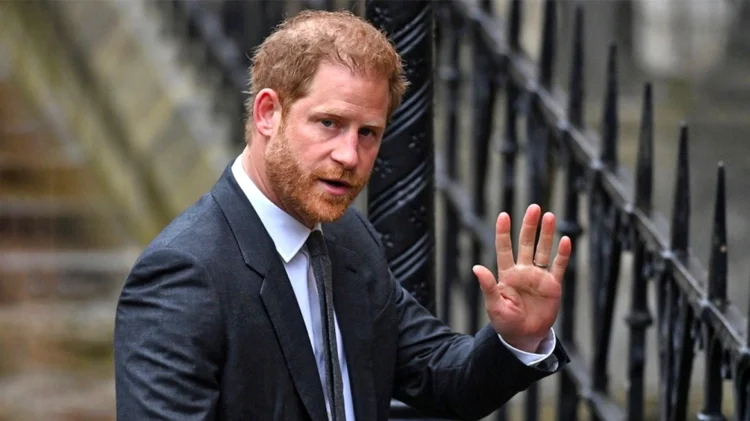 Άστεγος… ο Χάρι: Κοιμήθηκε σε ξενοδοχείο την πρώτη του νύχτα στη Βρετανία