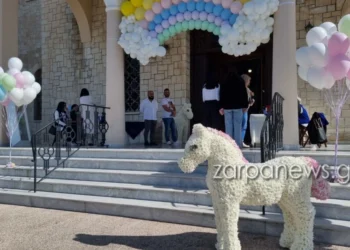 Χανιά: Ντυμένοι στα λευκά, συγγενείς και φίλοι λένε το τελευταίο «αντίο» στη Ραφαέλα Πιτσικάλη – Φωτογραφίες