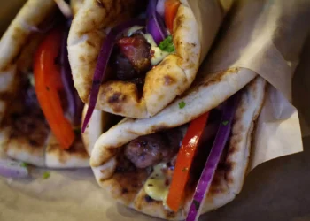 Πανικός σε σουβλατζίδικο του Βόλου με μαχαιριές σε πελάτη – Ο άγριος καυγάς που προηγήθηκε για χρήματα