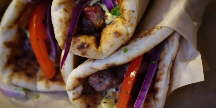 Πανικός σε σουβλατζίδικο του Βόλου με μαχαιριές σε πελάτη – Ο άγριος καυγάς που προηγήθηκε για χρήματα