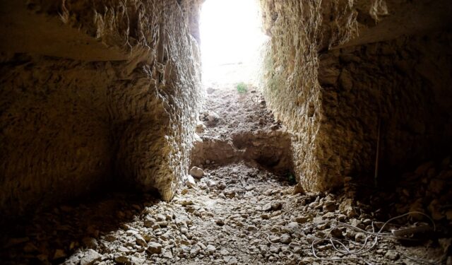 Κορινθία: Οικογένεια ζούσε σε σπηλιά με τόξα, όπλα και ρόπαλα