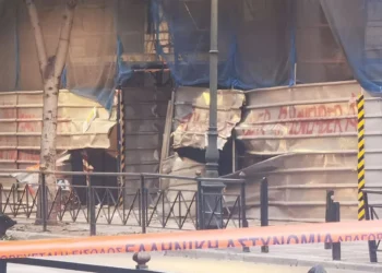 Έκρηξη βόμβας έξω από το υπουργείο Εργασίας – Ζημιές στα γύρω κτίρια, δείτε βίντεο και φωτογραφίες