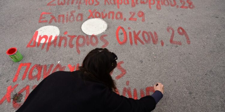 Τέμπη: Σβήστηκαν τα 57 ονόματα από την πλατεία Συντάγματος – Τι απαντά ο Δήμος Αθηναίων