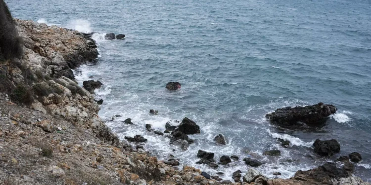 Ρόδος: Ακέφαλο πτώμα εντόπισε στη θάλασσα ψαράς – Συναγερμός στο λιμενικό