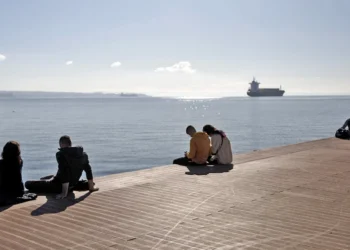 «Γλυκαίνει» από σήμερα ο καιρός, ανεβαίνει η θερμοκρασία – Σε ποιες περιοχές αναμένονται τοπικές βροχές