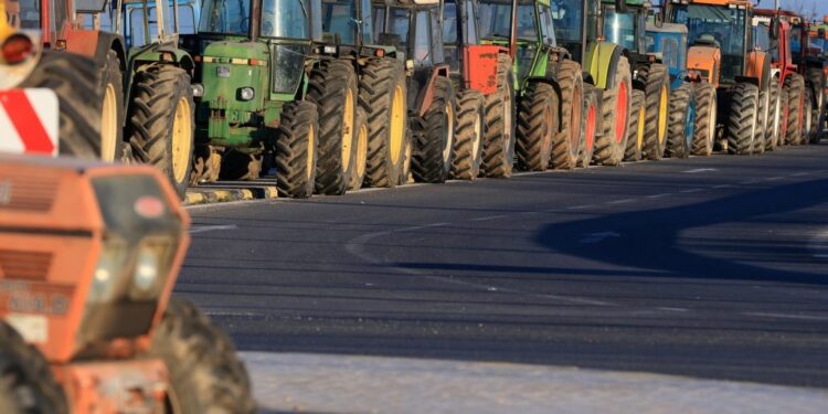 Χαλκιδική: Οι αγρότες κλείνουν επ’ αόριστον την Εθνική Οδό Θεσσαλονίκης-Μουδανιών